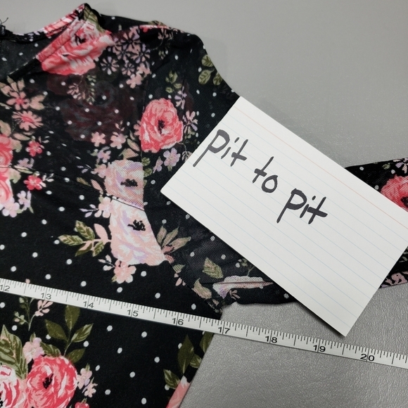 3/$15 Pretty flower top size medium - Picture 8 of 10